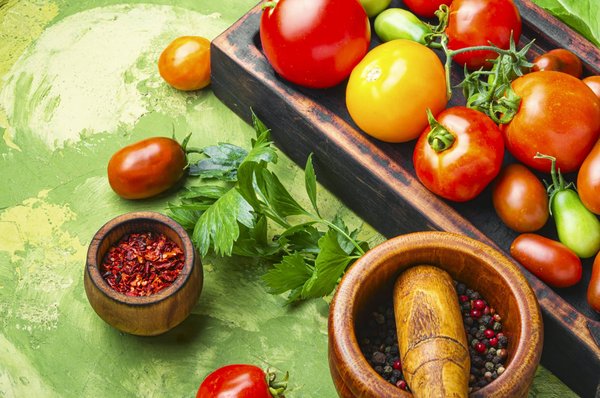 Les secrets pour préserver l'éclat d'un canapé en tissu velours