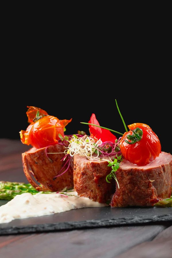 Quels sont les plats principaux du pays Basque réalisés par le restaurant à Biarritz ?